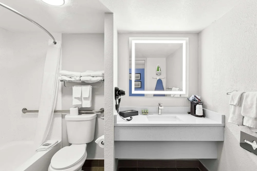 Days Inn & Suites By Wyndham Schaumburg- Woodfield Mall