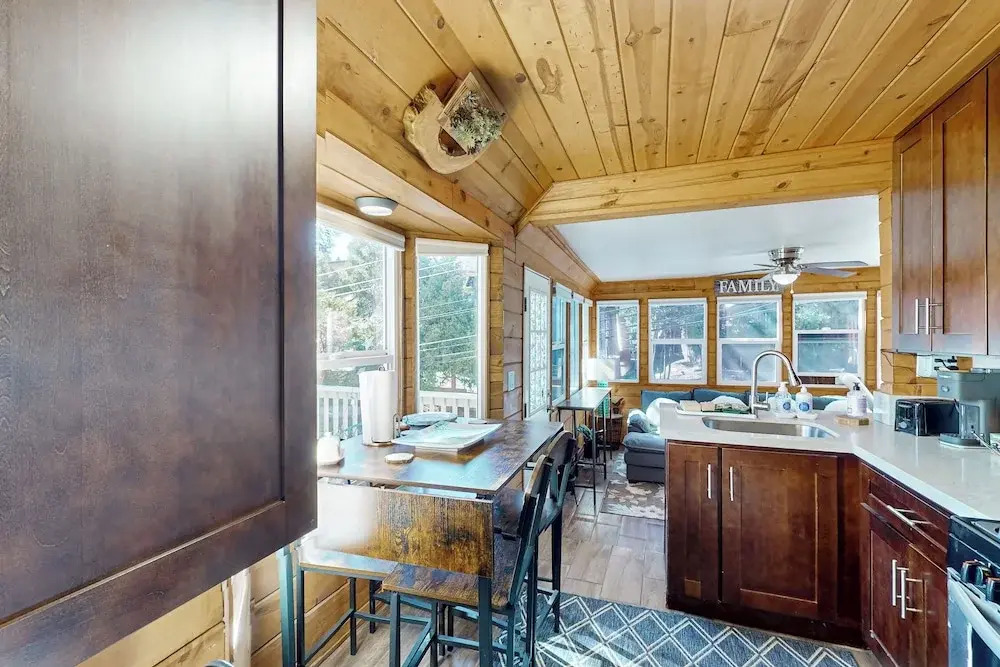 Relaxing Retreat w/ Deck, 1 Mi to Lake Arrowhead!
