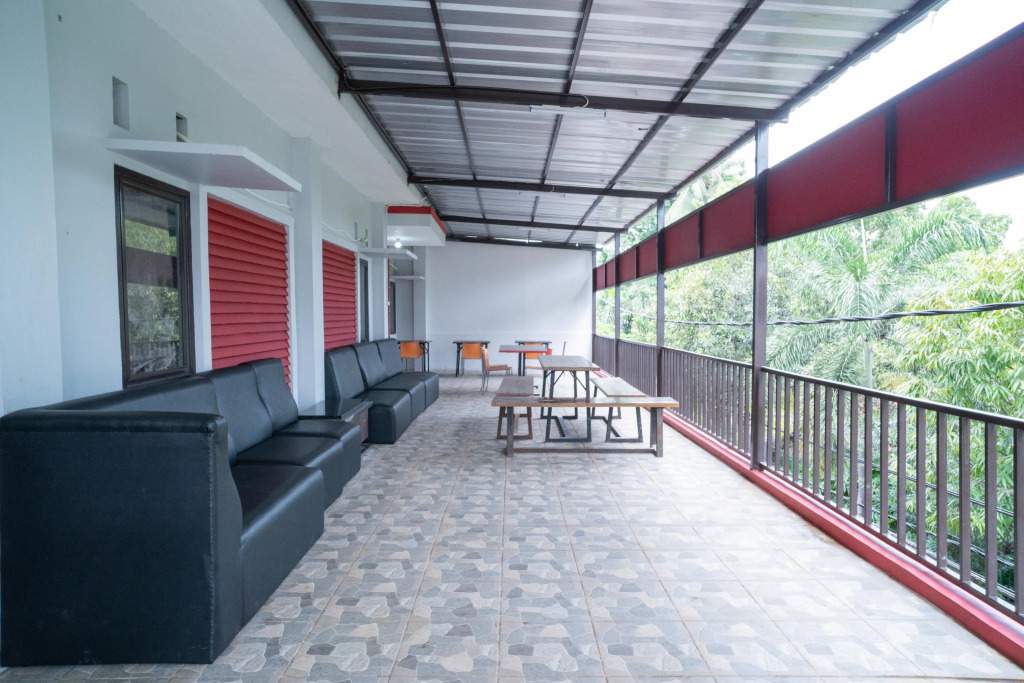 RedDoorz Plus near ITC Cempaka Mas 2