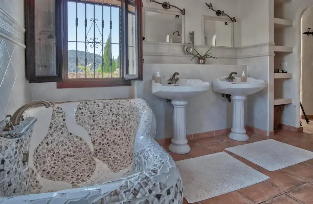 Luxury 4-bedroom villa, private pool and outhouse