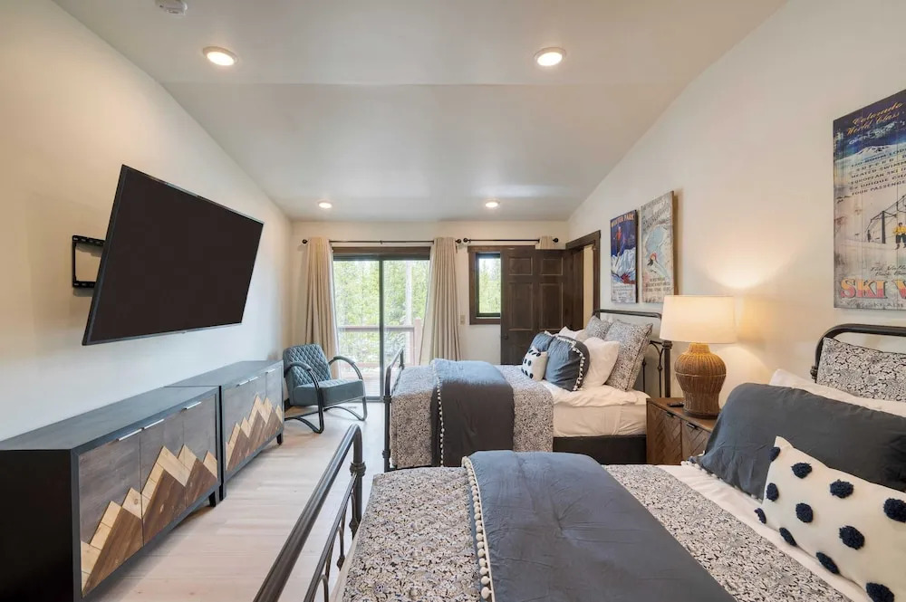 Winterhaven Estate by Avantstay Sleeps 19 Guests Mountain Compound w/ Views, Firepit, Hot Tub