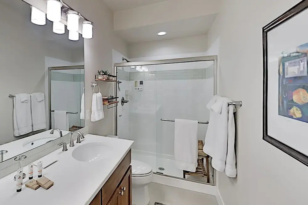 68jwdiq5 2 Bedroom Condo
