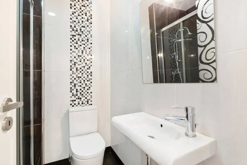 Spacious 1 Bed Apt w/Balcony, Sleeps 3