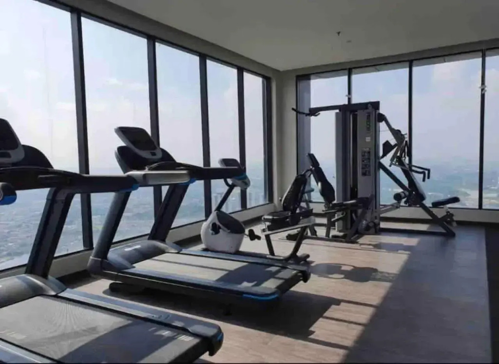 Sky pool 4 star hotel grade stay in i-City