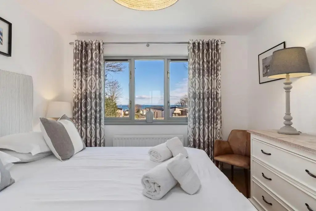 Oaktree Lodge - Luxury Cottage, Hot Tub, Sea Views