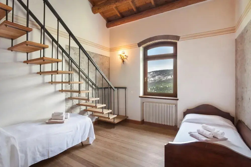 C Cantoni - 10 Sleeps Villa With Pool Stunning Views in Garda