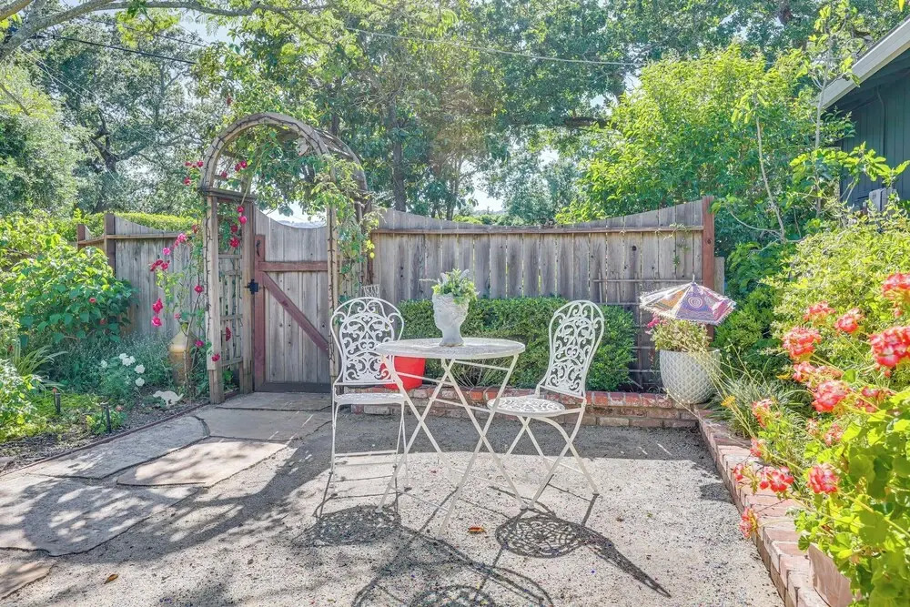 Romantic Casita w/ Garden + Deck 2 Miles to Plaza!