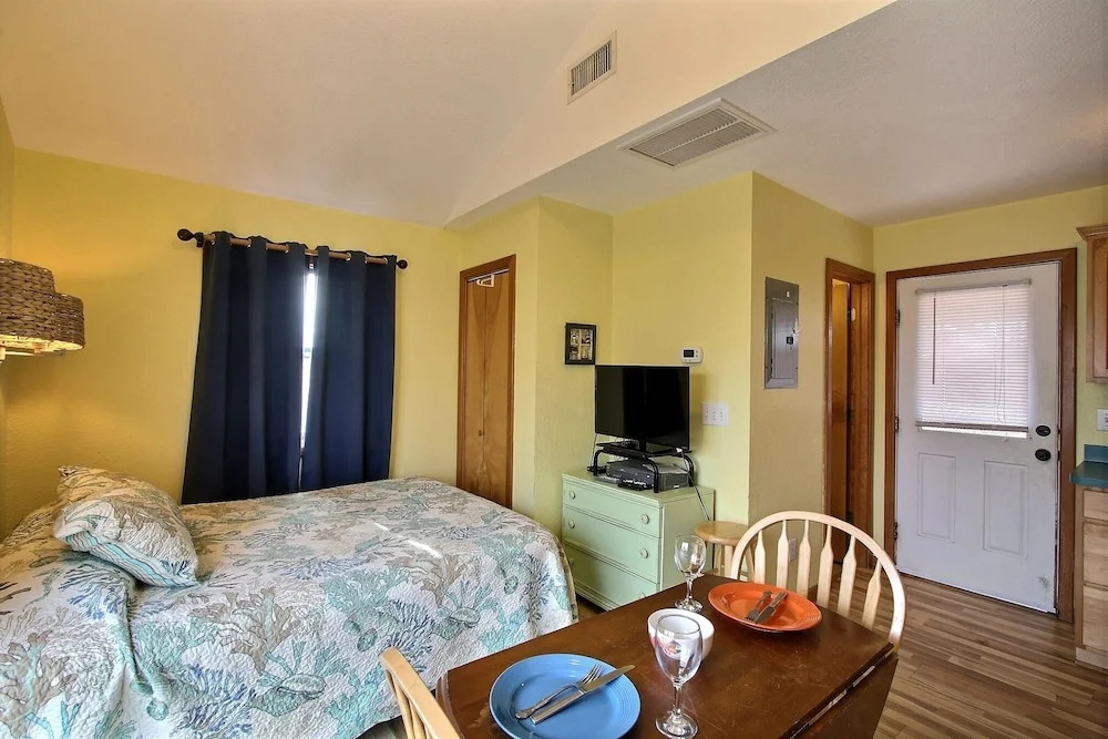 12 Beach Fantasy Studio Bedroom Condo by RedAwning