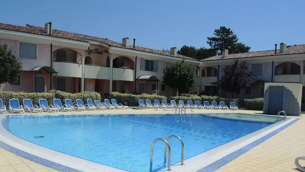 Garden Apartment With Pool in Holiday Village