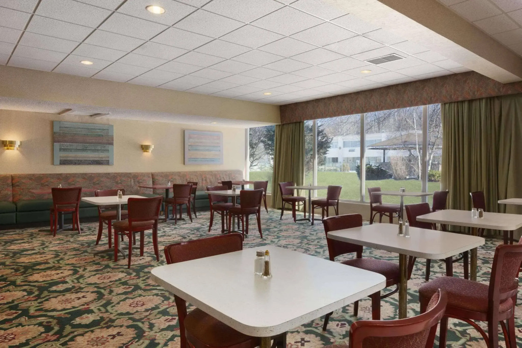 Red Carpet Inn & Suites