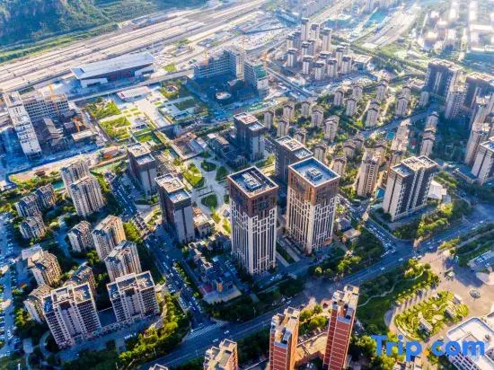 Shengyi Light Luxury Hotel (Chengde South Station Store)
