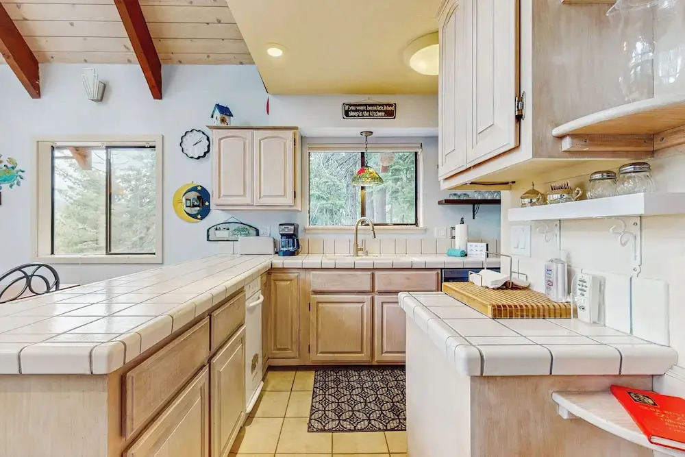 2BR Dog-friendly Cabin w/ Lake Views