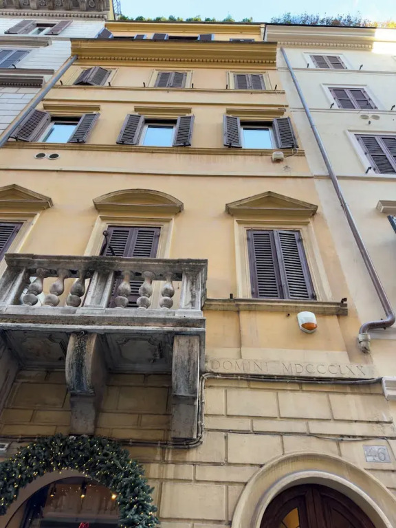 Spanish Steps Romantic Nest With Balcony