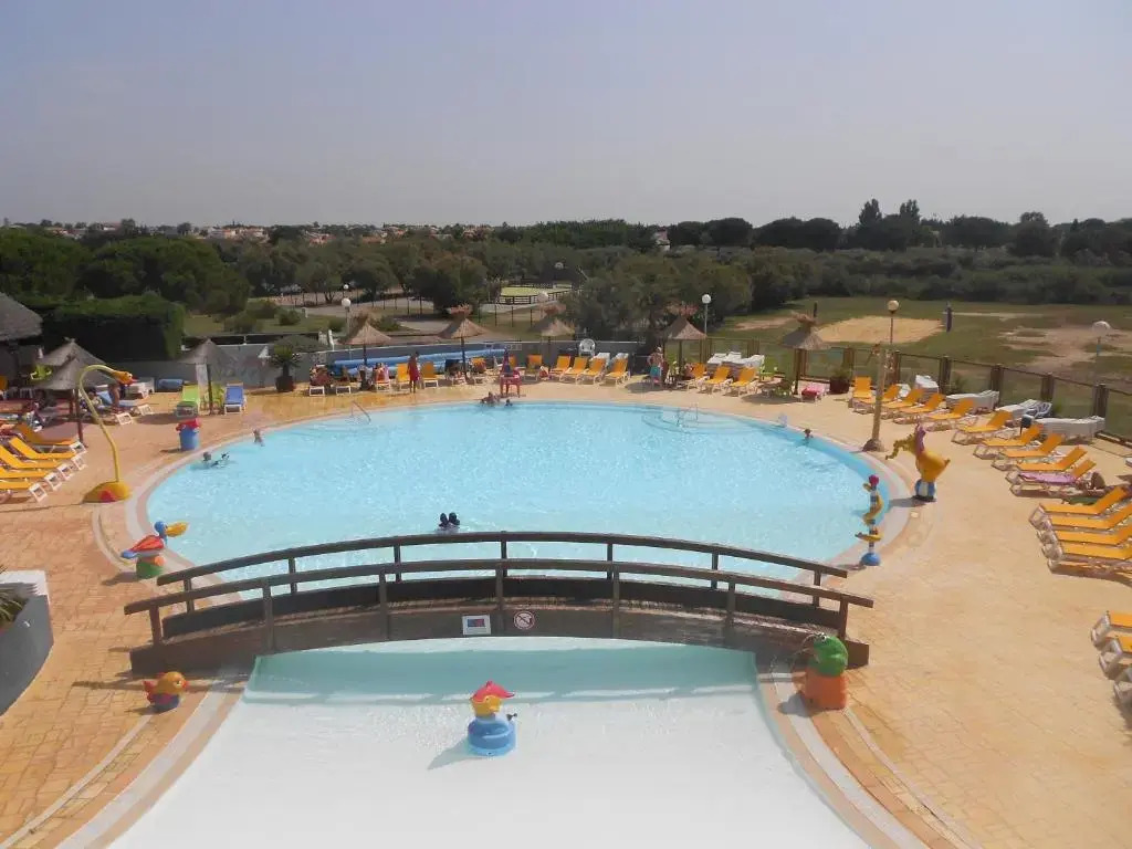 MH, 3 Ch, 43m2, climatisé, avec terrasse fermée de 18m2, super équipé, parc aquatique, draps, linge de maison inclus