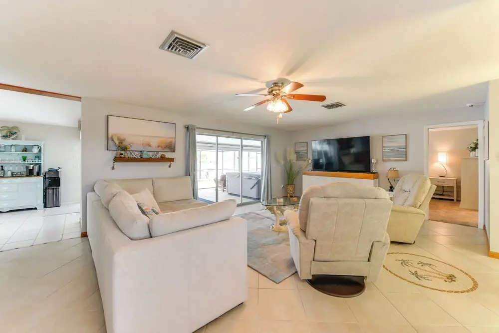 Fish, Swim & Relax: Canal-front Port Charlotte Gem