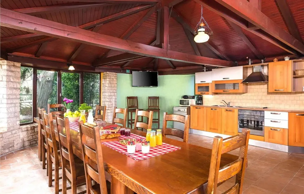 Nice Home in Sisan With Wifi and 7 Bedrooms