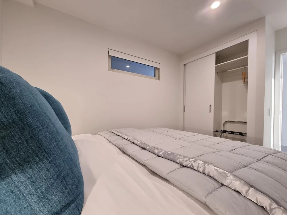 Luxe Apt w Harbour-Sunset Views -Parking