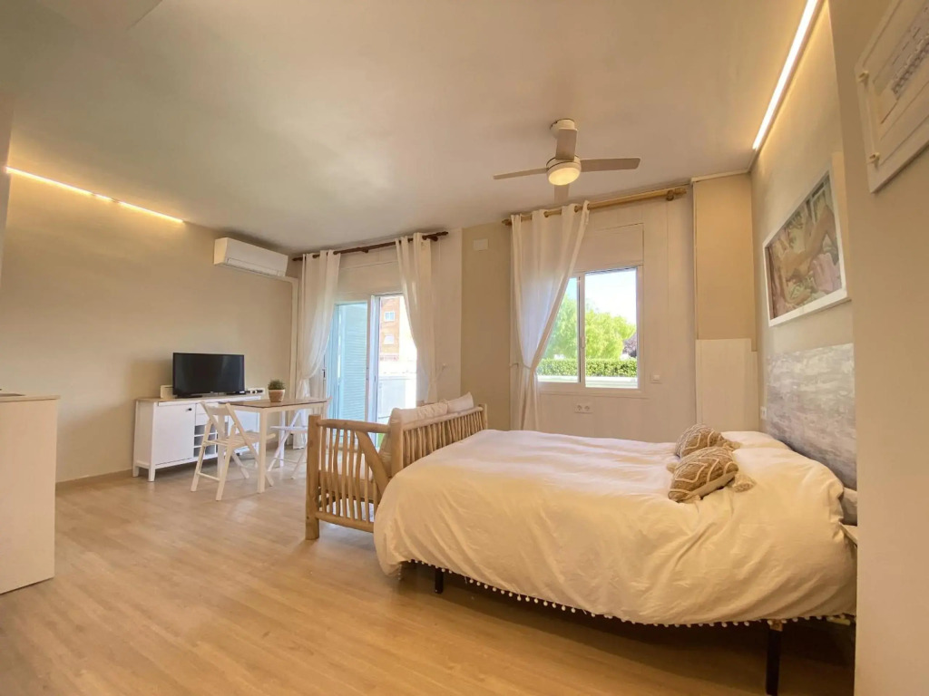R126 Beachfront Apartment Sant Salvador