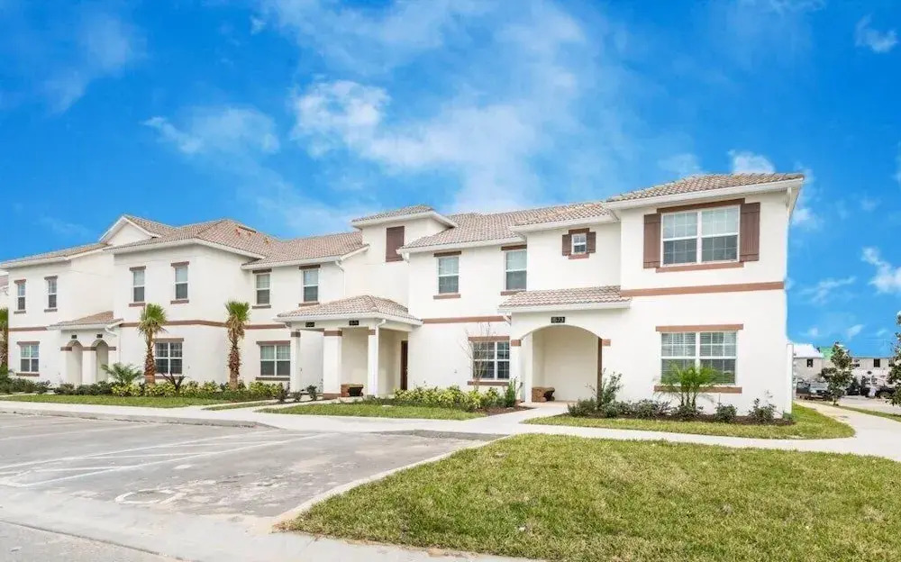 5 Bedroom Town Townhouse