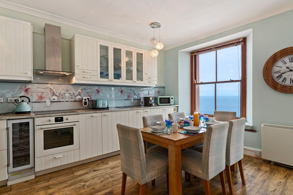 6 Paragon Court - Sea Front Apartment