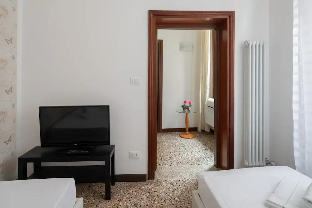 Venice Grand Canal Style Apt 2 by Wonderful Italy