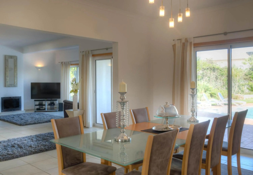 Villa Montanha, 4 Bedroom Villa, with swimming pool, loungers and alfresco dining, 10 min walk to the beautiful Praia da Luz Beach, Shops, Bars and Restaurants