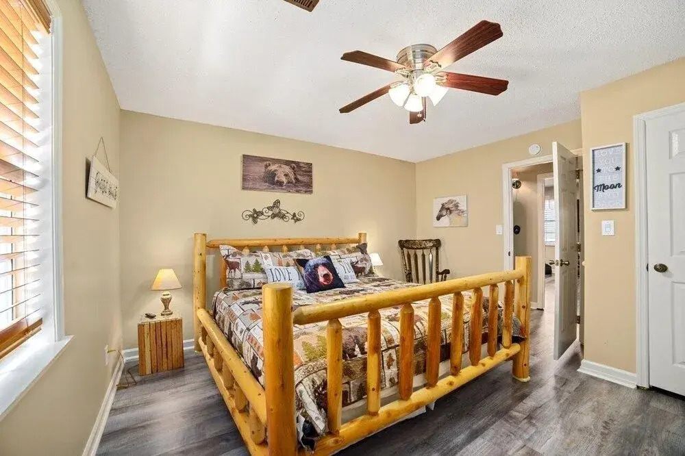 Strollin' Bear 3 Bedroom Home by Redawning
