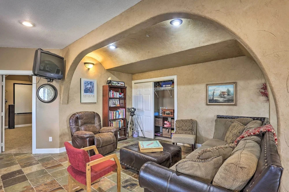 Black Hawk Lower-level Unit With Game Area!