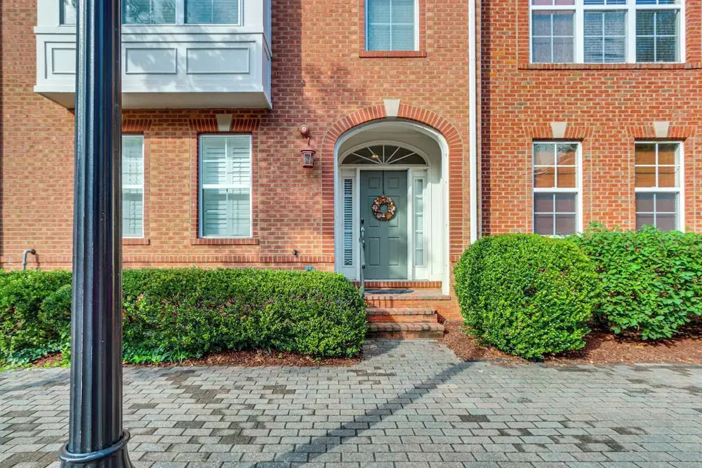 Modern 3BR Townhome 3 Mi to Dulles & Reston TC