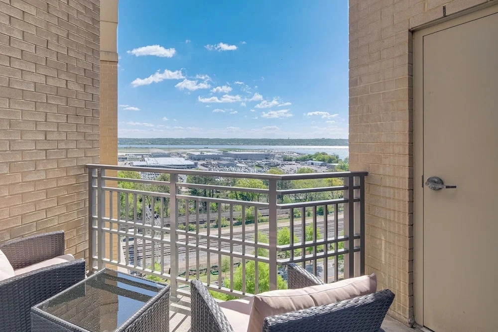 1 Mi to DCA Airport: Potomac Yard Apt w/ Pool