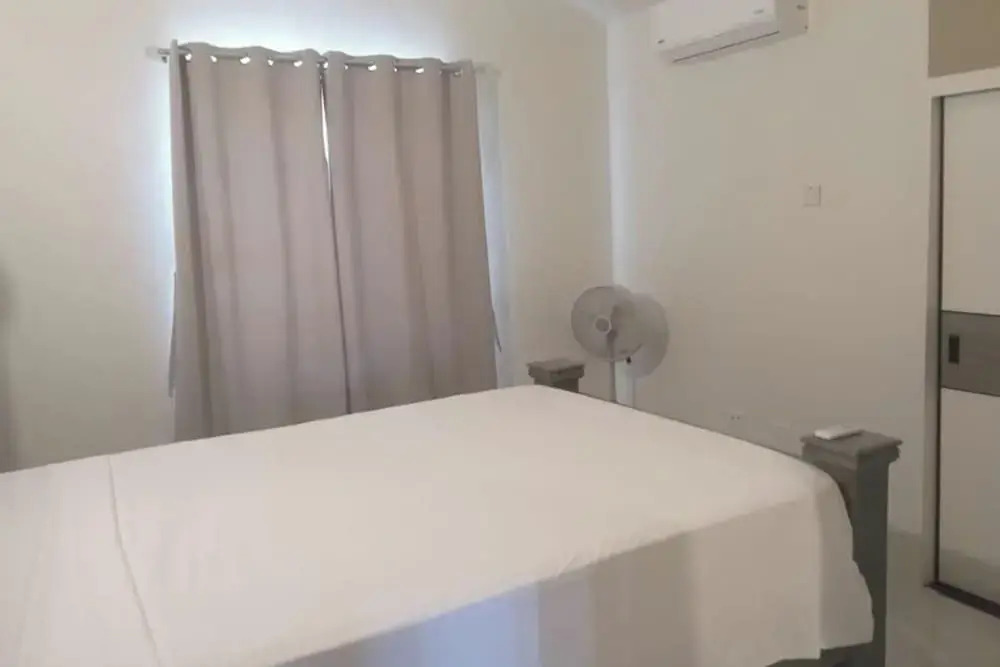 Beach-view 2 Bed Apartment Sleeps 4 - Free Parking