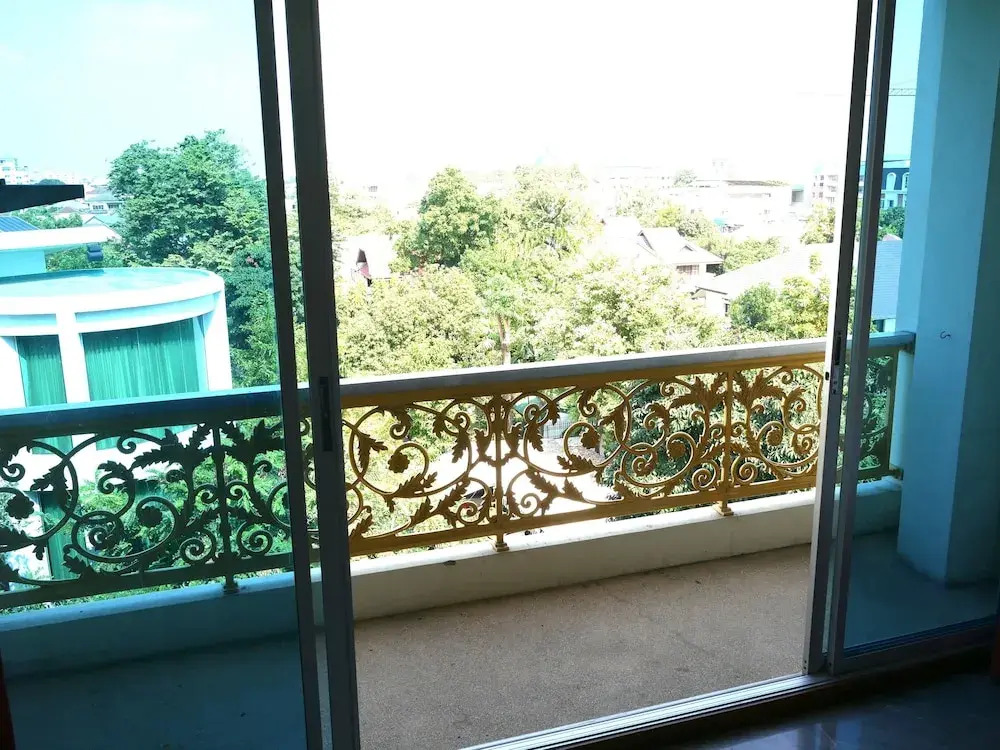 Baansuan Condo - MRT Cultural Station