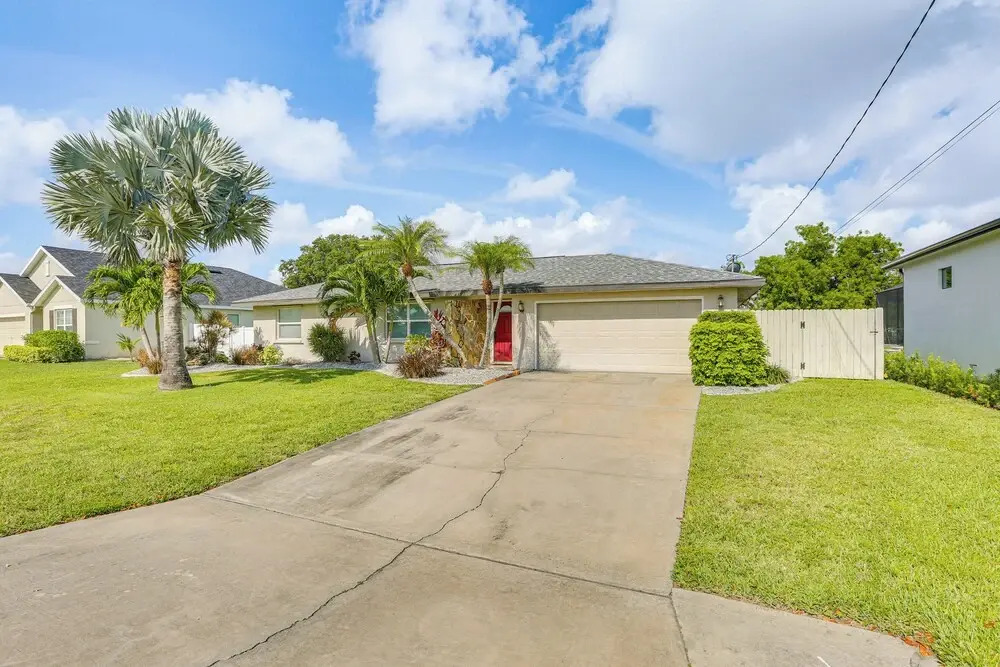 Private Pool & Spacious Yard: Cape Coral Getaway
