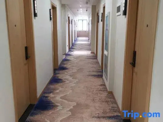 Yipple Hatt Hotel (Ningbo Luomeng Universal Park Yintai City Branch)