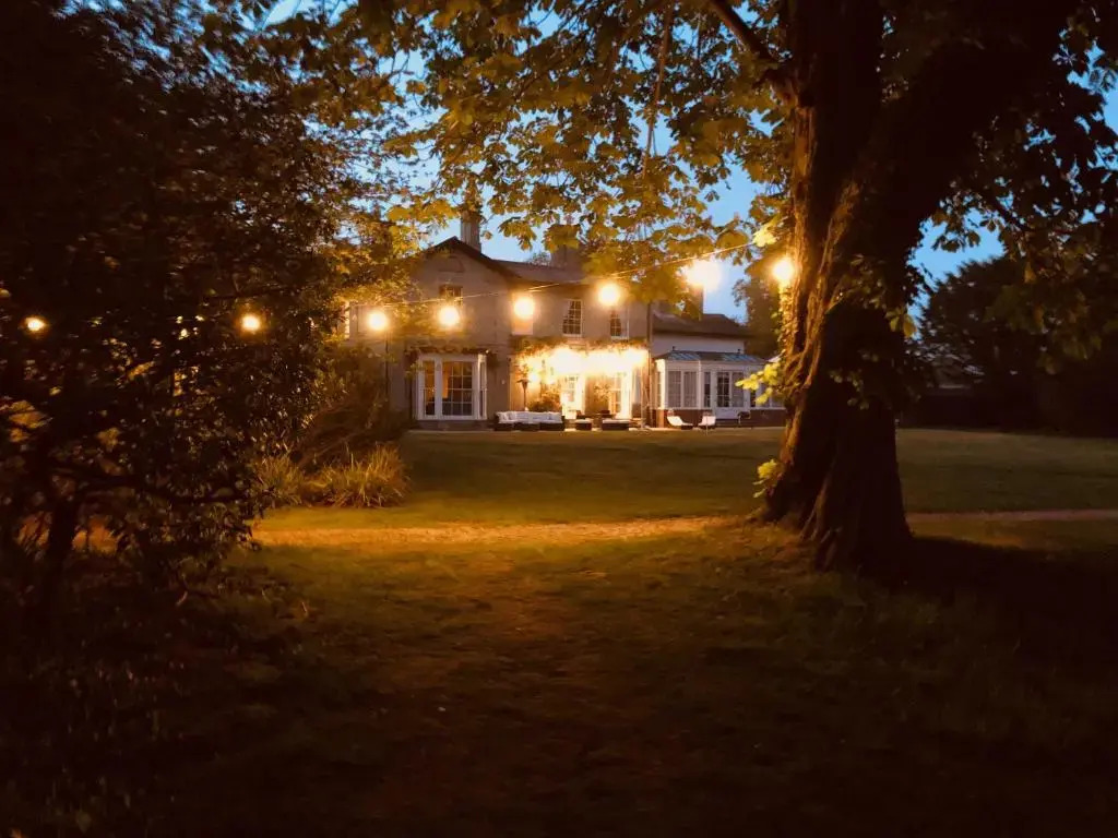 Somerleyton Meadows - The Hideaway Hut & Hot Tub