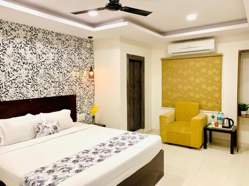 Hotel oak by Mega Groups