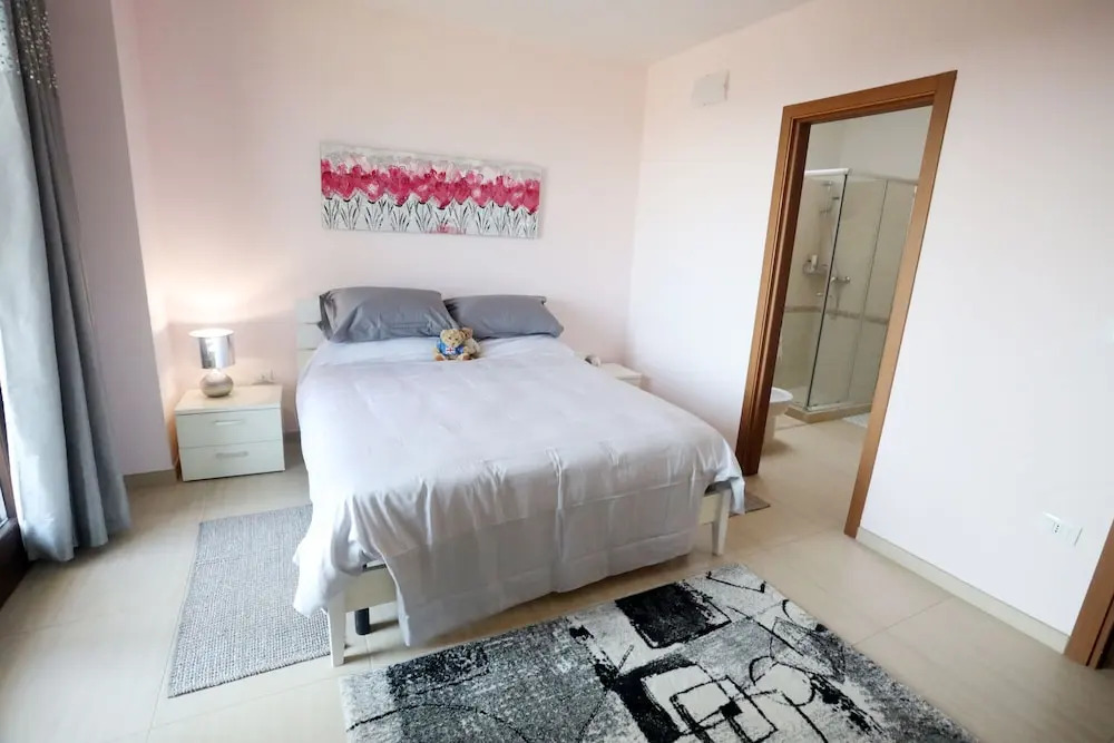 House - Sleeps 4 - Private Patio - Parking