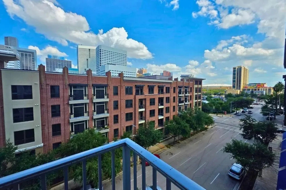 Downtown High Rise w Skyline Views Rooftop Pool