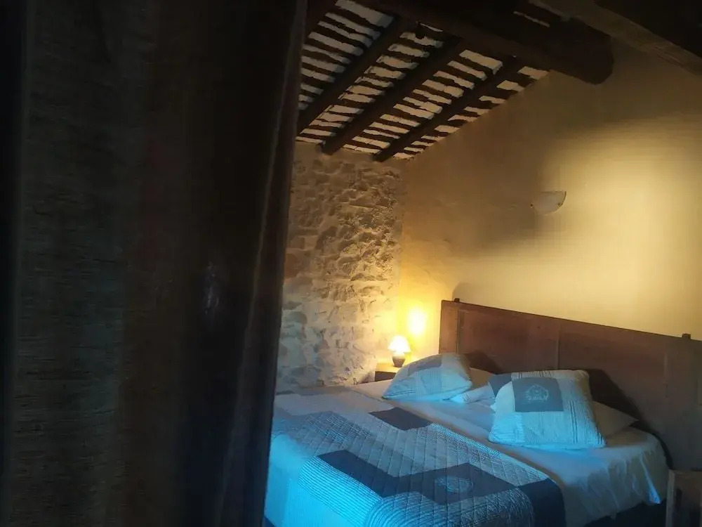 Chambre dhôtes face au lavoir