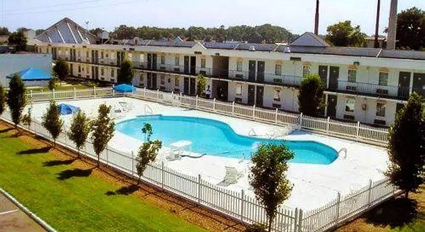 Hampton Bay Plaza & Suite
