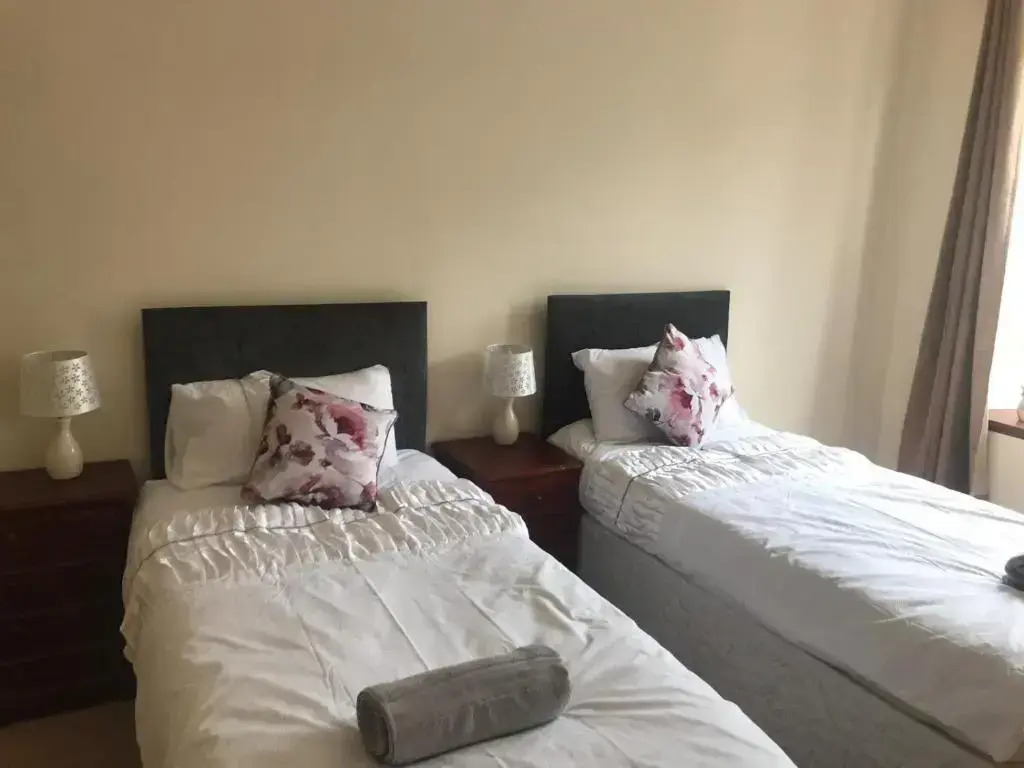 Prime location rooms in high street
