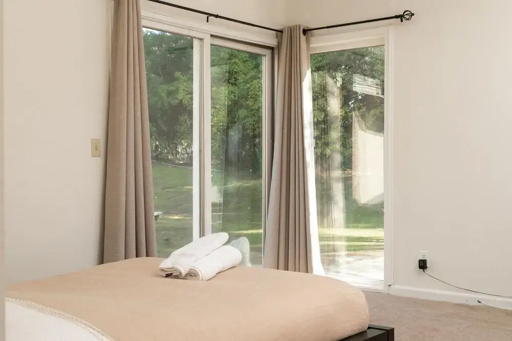 Sunny Pasadena Mansion, Sparkling Heated Pool & Projector Room!