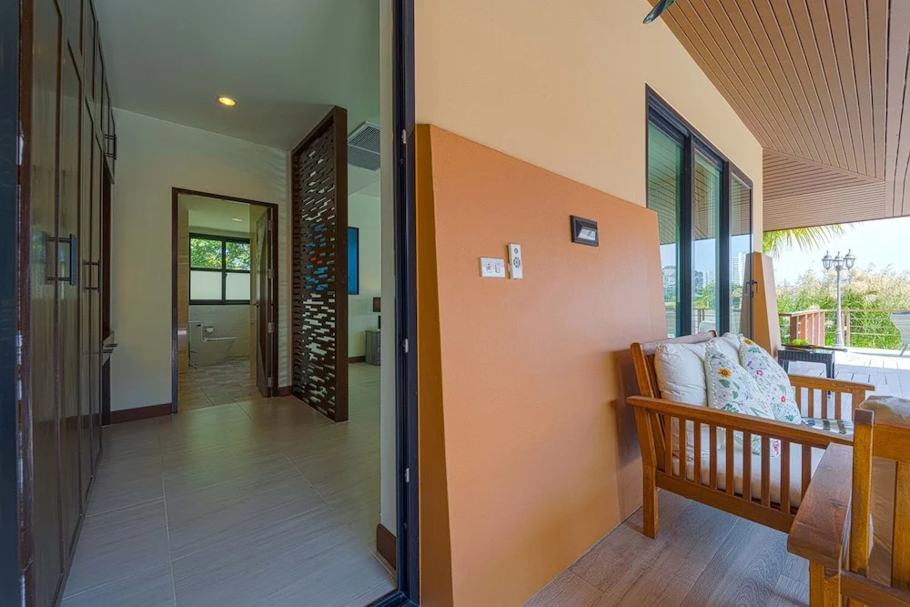Luxury 5 Bedroom Villa Close to Beach SRS