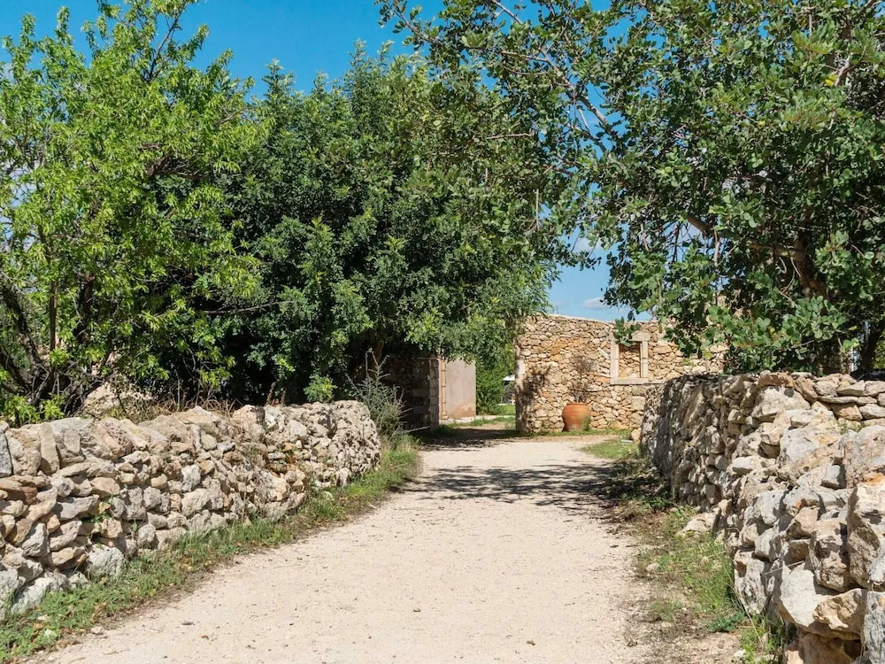 Farmhouse in Noto with Pool and Garden