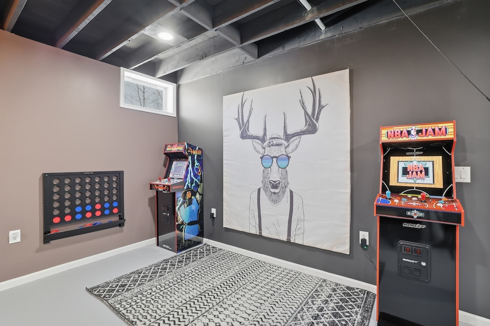 Amenity-filled Retreat by Jfbb-pickleball-gameroom