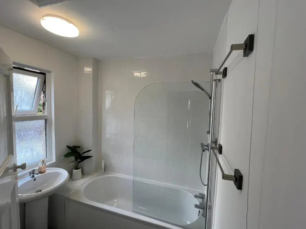 Comfortable King Bed - Location - Contractors - Family - Parking