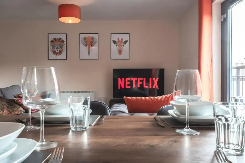 BEST PRICE! STUNNING 2 Bed City Centre - 4 single beds or 2 Super king, Smart TVs, Sofa Bed & FREE SECURE PARKING