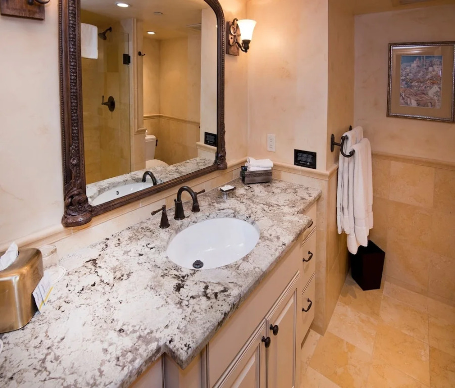 Relaxing 1 Bedroom Condo with Premium Amenities by RedAwning