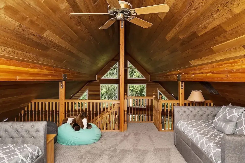 Riffle River Lodge 3 Bedroom Home by NW Comfy Cabins by RedAwning