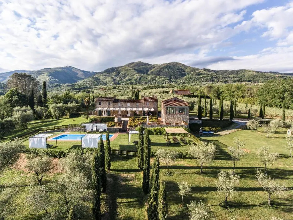 Ampio appartamento completamente rinnovato con vista piscina e jacuzzi